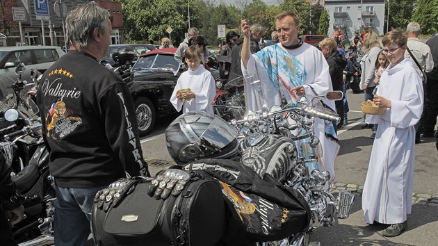 Farář Vítězslav Řehulka všem motorkářům a jejich strojům požehnal. (8. května 2019)