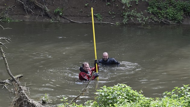 Policejní potápěči a hasiči prohledávali koryto a břehy řeky Olšavy při pátrání po pohřešovaném tříletém chlapci z obce Podolí na Uherskohradišťsku. (1. 5. 2019)