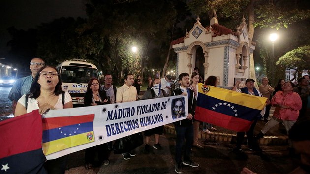 Venezuelan protestuj ped ministerstvem zahrani v San Jose na Kostarice, kde prv probhalo jednn o een situace v jejich zemi. (6. kvtna 2019)