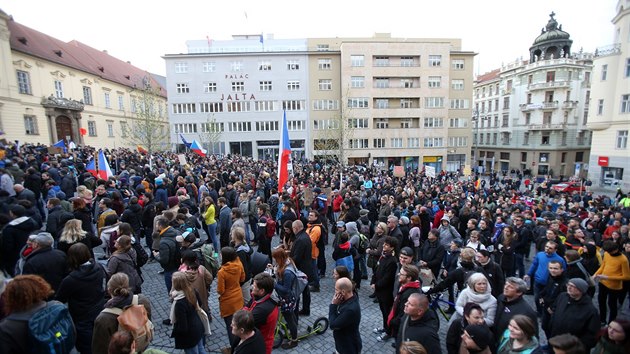 Ped brnnskou Novou radnic se podle odhad selo mezi temi a tymi tisci demonstrant. Poaduj demisi ministryn spravedlnosti. (6. kvtna 2019)