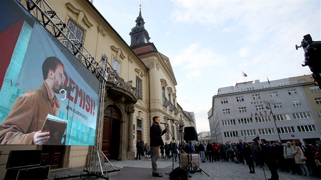 Ped brnnskou Novou radnic se podle odhad selo mezi temi a tymi tisci demonstrant. Poaduj demisi ministryn spravedlnosti. (6. kvtna 2019)