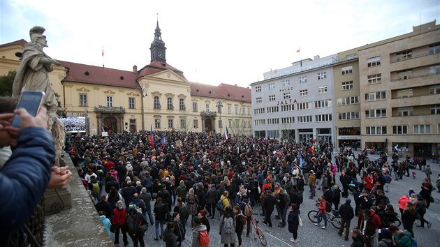 Tisce demonstrant v Brn se domnv, e nov ministryn spravedlnosti pedstavuje ohroen nezvislosti justice. (6. kvtna 2019)