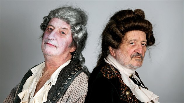 Bolek Polvka (vlevo) vystupuje ve sv nov divadeln he Klt jako ztroskotan herec, kter se potkv s bvalm a spnjm kolegou ztvrnnm Milanem Lasicou.