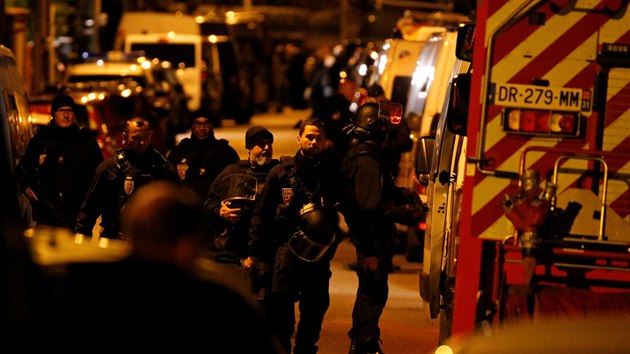 Policist veer zadreli mladka, kter nkolik hodin drel tyi eny jako rukojm v trafice na pedmst francouzskho Toulouse (8. kvtna 2019).