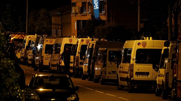 Policist veer zadreli mladka, kter nkolik hodin drel tyi eny jako rukojm v trafice na pedmst francouzskho Toulouse (8. kvtna 2019).