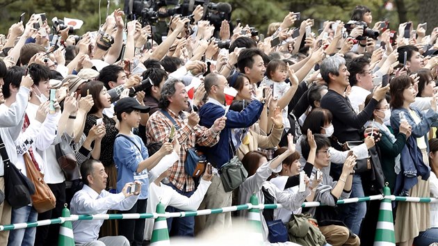 Japonci vtaj kolonu novho panovnickho pru, kterm je csa Naruhito a jeho ena Masako (Tokio, 1.5.2019)