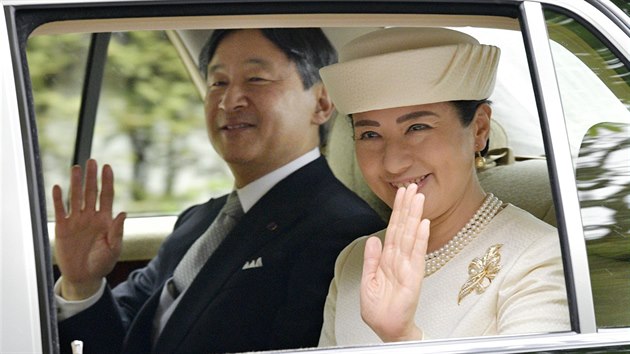 Nov japonsk panovnick pr - csa Naruhito a jeho ena Masako (Tokio, 1. kvtna 2019)