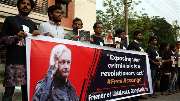 Bangladan demonstruj na podporu zakladatele WikiLeaks Juliana Assange (Dhka, 23. dubna 2019)