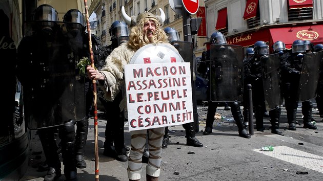 V Pai se prvomjovch protest astnilo kolem 40 000 lid, z nich nkte niili auta a zapalovali vci (1.5.2019).