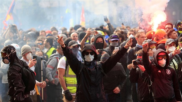 V Pai se prvomjovch protest astnilo kolem 40 000 lid, z nich nkte niili auta a zapalovali vci (1.5.2019).