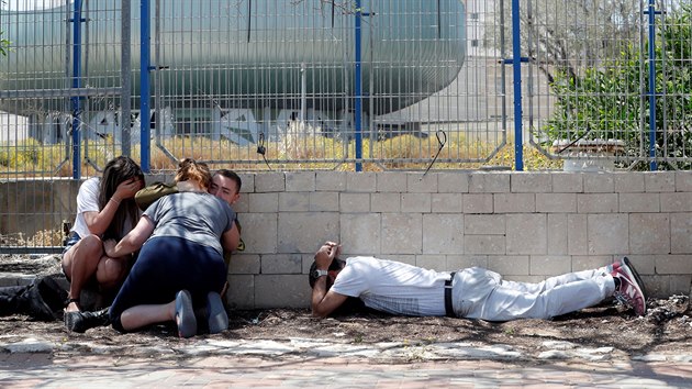 Izraelci se kryj v jihoizraelskm mst Akelon po varovn sirn ped palestinskmi raketami (5.5.2019)