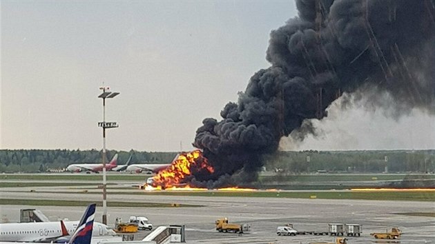 Ruské dopravní letadlo typu Suchoj Superjet 100 muselo kvůli požáru na palubě nouzově přistát na mezinárodním moskevském letišti Šeremetěvo. (5. května 2019)