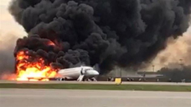 Rusk dopravn letadlo Suchoj Superjet 100 spolenosti Aeroflot muselo kvli poru na palub nouzov pistt na moskevskm letiti eremejevo. (5. kvtna 2019)