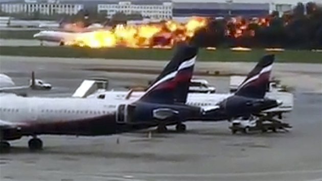 Rusk dopravn letadlo Suchoj Superjet 100 spolenosti Aeroflot pistvalo nouzov v plamenech na moskevskm letiti eremejevo. (5. kvtna 2019)