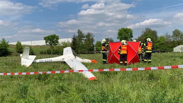 Větroň havaroval na okraji Hranic do středu kruhového objezdu. Pilot nepřežil (8. května 2019).