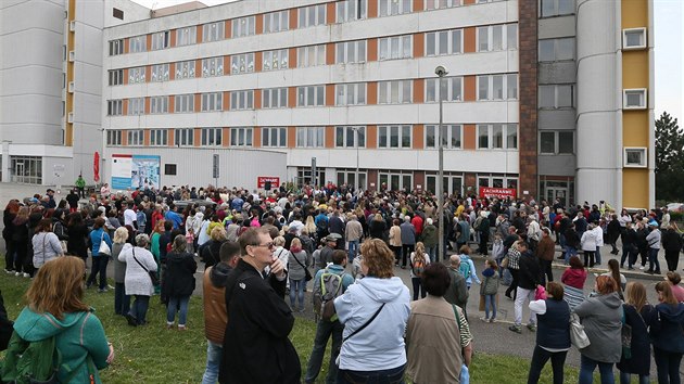 Protestn akce proti prodeji litomick nemocnice a pochod do centra msta.