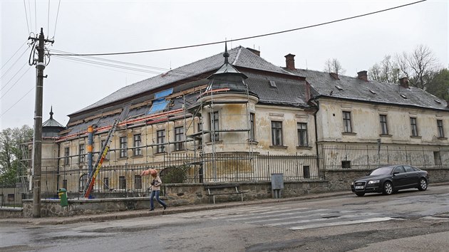 Zámek ve Větrném Jeníkově utrpěl přes zimu těžké rány, přesto se jeho stav mění k lepšímu. Nyní na něm pokrývači po 114 letech opravují střechu.