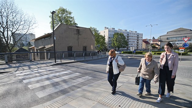 Kostel svat Kateiny je od loskho podzimu bez stechy i viky. Chtrajc pamtka, kter trp i kvli hust doprav v okol, se po letech neinnosti zaala opravovat.