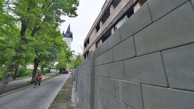 Nikdy nedostavnou lzeskou ubytovnu v Mlnsk ulici v Teplicch, kter je v havarijnm stavu, nov zakrv dvoumetrov betonov ze.