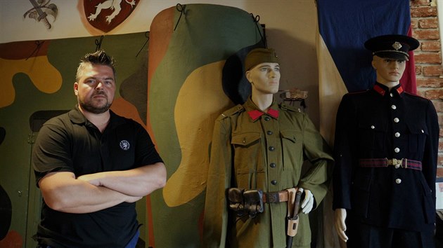 V muzeu jsou k vidn vojensk uniformy, motocykly, zbran a dal artefakty. Vtina z nich jsou originly. Na snmku Martin Chrenko.