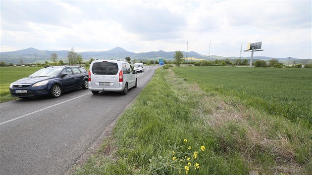 Cesta od Modlan k silnici I/63 spojující Teplice s dálnicí
D8. Právě v tomto místě mají obří haly vyrůst.