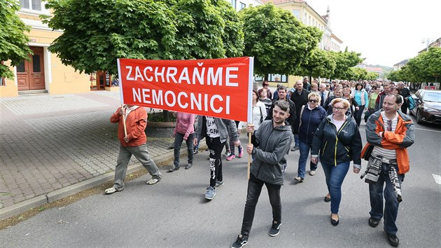 Několik stovek lidí protestovalo a podepisovalo petici proti prodeji akcií litoměřické nemocnice. (1. května 2019)