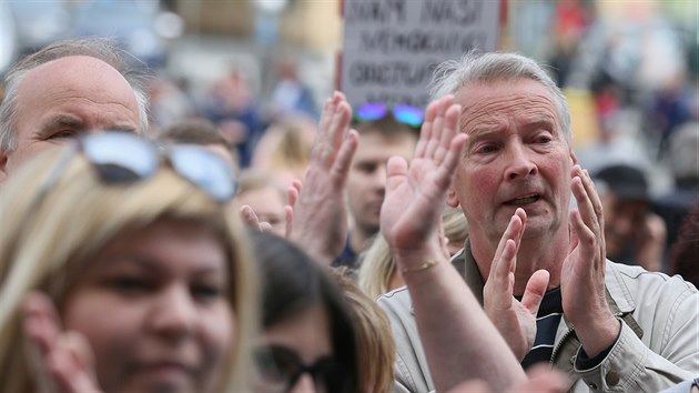 Nkolik stovek lid protestovalo a podepisovalo petici proti prodeji akci litomick nemocnice. (1. kvtna 2019)