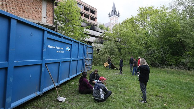 Ruinu v teplick Mlnsk ulici vyuvaj bezdomovci. Ti tak pili s tm, e by se z n mly odklidit odpadky, kter se tu vr. Msto sem proto pistavlo kontejner a s klidem bezdomovcm pomohli i lid z organizace White Light.