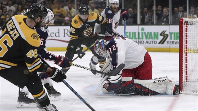 David Krej z Bostonu pekonv branke  Columbusu Sergeje Bobrovskho.