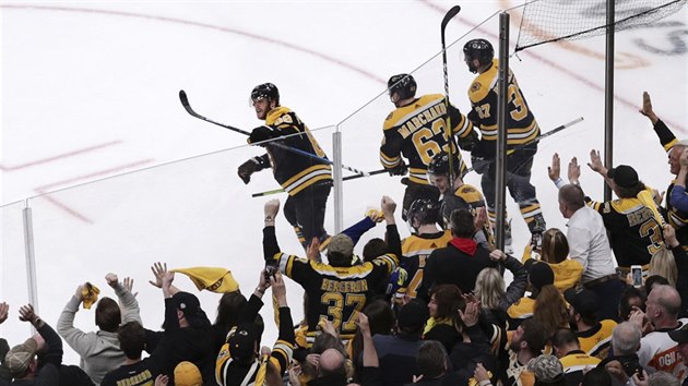 David Pastrk oslavuje s fanouky Boston Bruins svj gl.