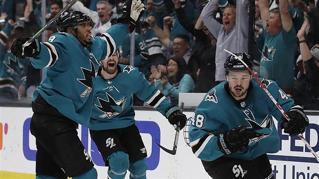 Tom Hertl ze San Jose se raduje z glu, za nm slav Joonas Donskoi a Evander Kane.