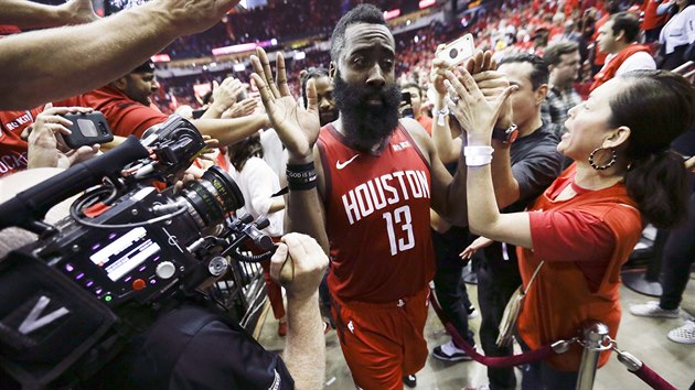 Obletovan James Harden z Houstonu.