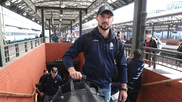 Čeští hokejoví reprezentanti odjíždějí z pražského hlavního nádraží do dějiště světového šampionátu na Slovensku. Jakub Kovář si hledí svého zavazadla. 