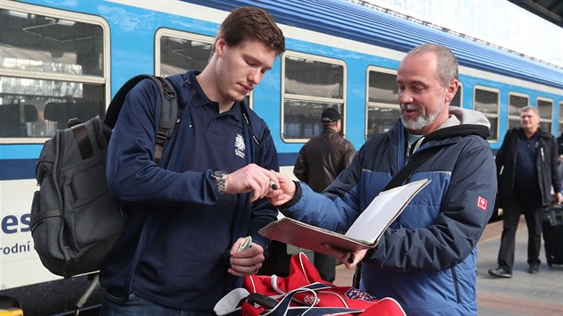Čeští hokejoví reprezentanti odjíždějí z pražského hlavního nádraží do dějiště světového šampionátu na Slovensku. Dmitrij Jaškin se podepisuje fanouškům. 