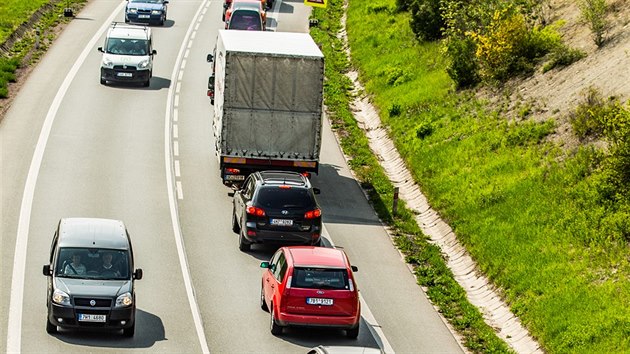 Do opr mostu v Jezbinch zatkalo, SD ho opravuje za 29 milion korun. Na silnici I/33 u Jarome tak jezd idii jen jednm pruhem a do konce jna a tvo se kolony.  (2.5.2019).