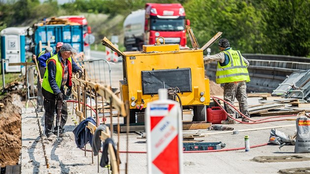 Do opr mostu v Jezbinch zatkalo, SD ho opravuje za 29 milion korun. Na silnici I/33 u Jarome tak jezd idii jen jednm pruhem a do konce jna a tvo se kolony.  (2.5.2019).