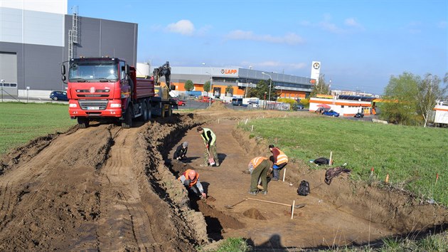 Archeologov obsadili pozemek, na kterm vznikne silnice propojujc dv erpac stanice.