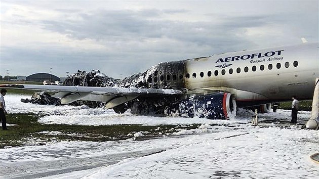 Ohoel trup letadla Suchoj SSJ100 pot, co por udusili pnou hasii na moskevskm letiti eremetvo. (5. kvtna 2019)