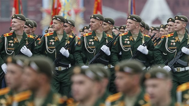 Ruští vojáci na přehlídce na moskevském Rudém náměstí (9. května 2019)