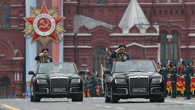 Ruský ministr obrany Sergej Šojgu (vpravo) v novém velitelském kabrioletu na moskevském Rudém náměstí na zahájení vojenské  přehlídky ke Dni vítězství nad nacistickým Německem (9. května 2019)
