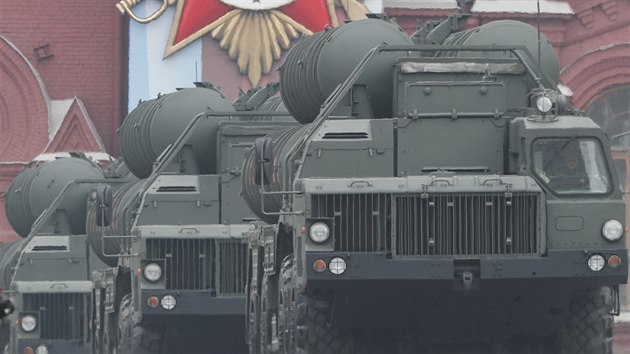 Rusk rakety S-400 uren k protivzdun obran. Pedvedeny byly na vojensk pehldce ke Dni vtztv 9. kvtna 2019.