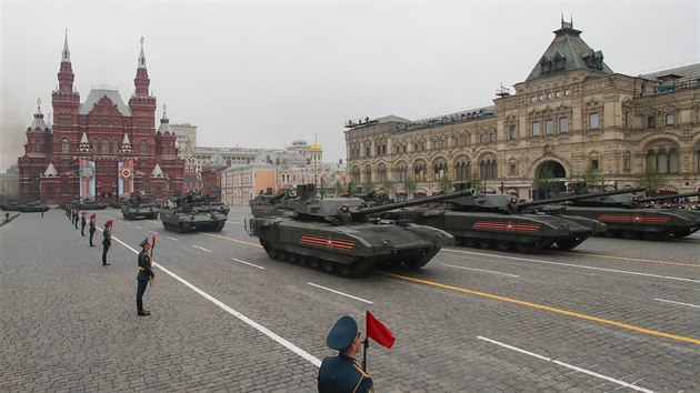 Rusk tanky T-14 na vojensk pehldce na moskevskm Rudm nmst ke Dni vtzstv. (9. kvtna 2019)