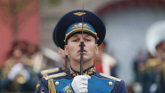 Rusk vojk na vojensk pehldce na moskevskm Rudm nmst ke Dni vtzstv nad nacistickm Nmeckem. (9. kvtna 2019)