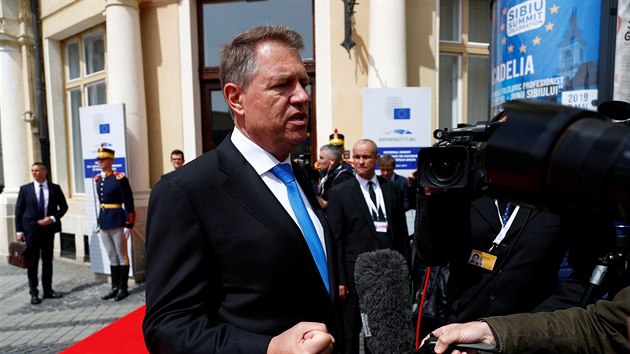 Rumunsk prezident Klaus Iohannis hovo s novini na summitu EU v rumunskm mst Sibiu. (9. kvtna 2019)