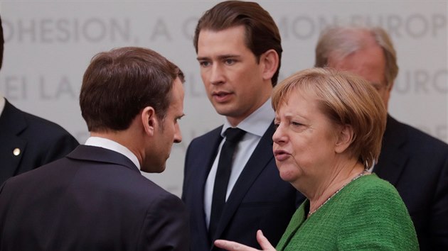 Francouzsk prezident Emmanuel Macron (vlevo) hovo s nmeckou kanclkou Angelou Merkelovou na summitu EU v rumunskm mst Siviu. Uprosted prochz rakousk kancl Sebastian Kurz. (9. kvtna 2019)