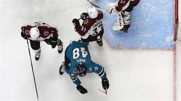 esk tonk Tom Hertl ze San Jose Sharks se raduje ze vstelenho glu do st Colorado Avalanche.