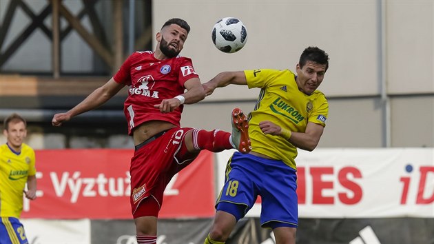 Zlnsk obrnce Zoran Gaji (vpravo) v souboji s Jakubem Yunisem z Olomouce.