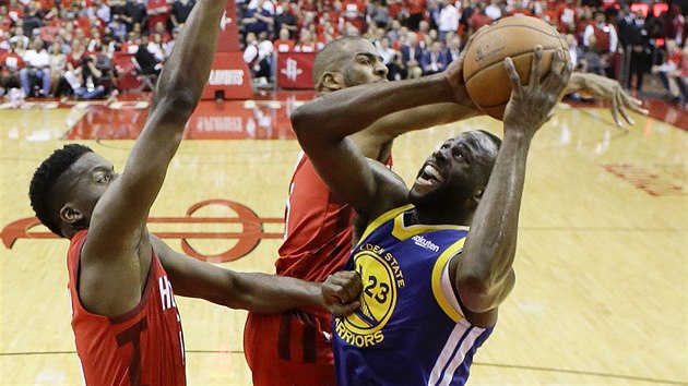 Draymond Green z Golden State zakonuje na ko Houstonu.