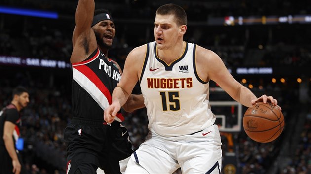 Nikola Joki (vpravo) z Denveru brnn Mauricem Harklessem z Portlandu.