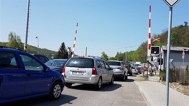 Auta stoj i na elezninm pejezdu. (3. 5. 2019)